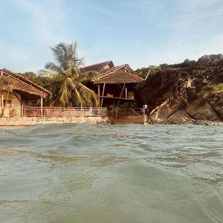 Shambala Madagascar: Beachfront Lodge And Adventures Ambolobozo ภายนอก รูปภาพ