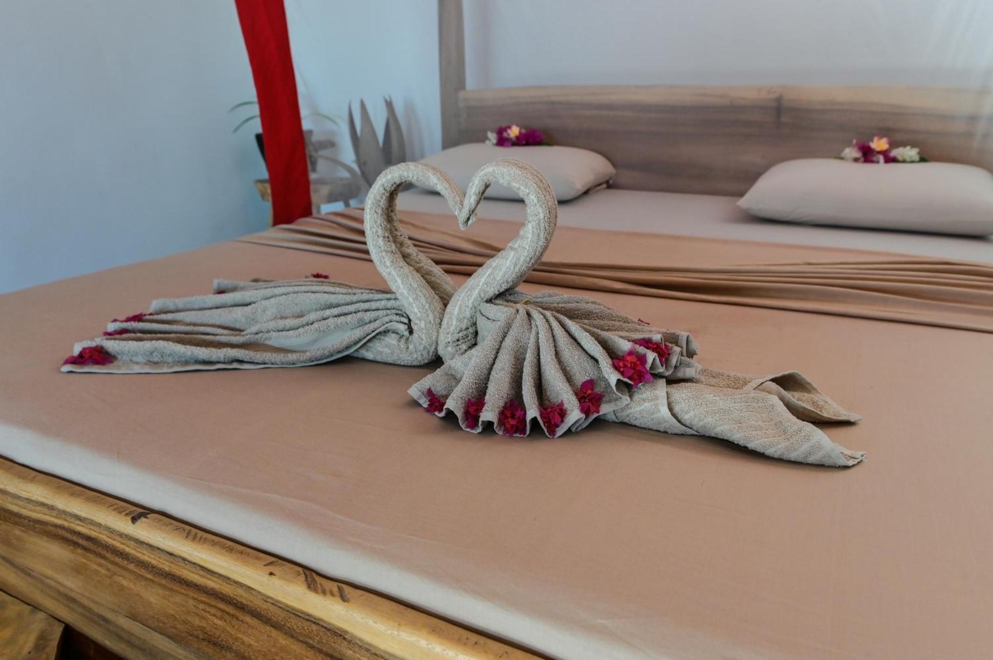 Shambala Madagascar: Beachfront Lodge And Adventures Ambolobozo ภายนอก รูปภาพ