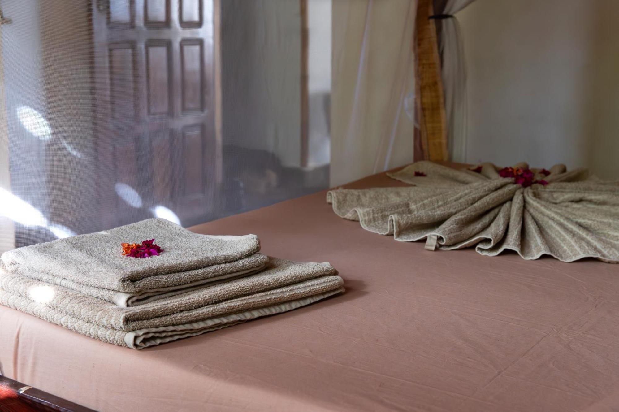 Shambala Madagascar: Beachfront Lodge And Adventures Ambolobozo ภายนอก รูปภาพ