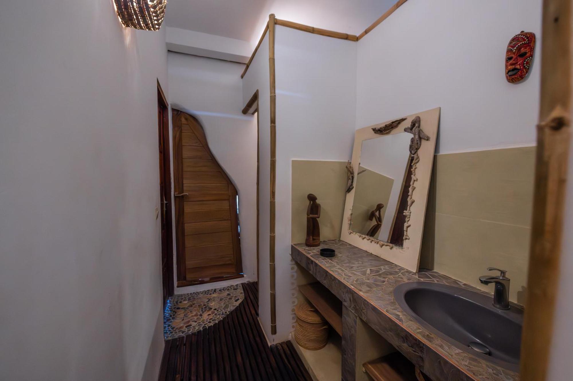Shambala Madagascar: Beachfront Lodge And Adventures Ambolobozo ภายนอก รูปภาพ