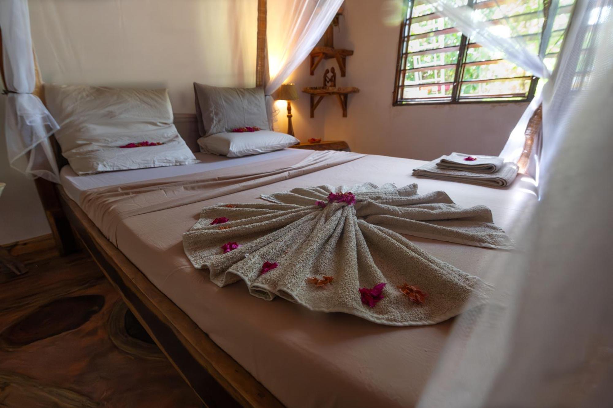 Shambala Madagascar: Beachfront Lodge And Adventures Ambolobozo ภายนอก รูปภาพ