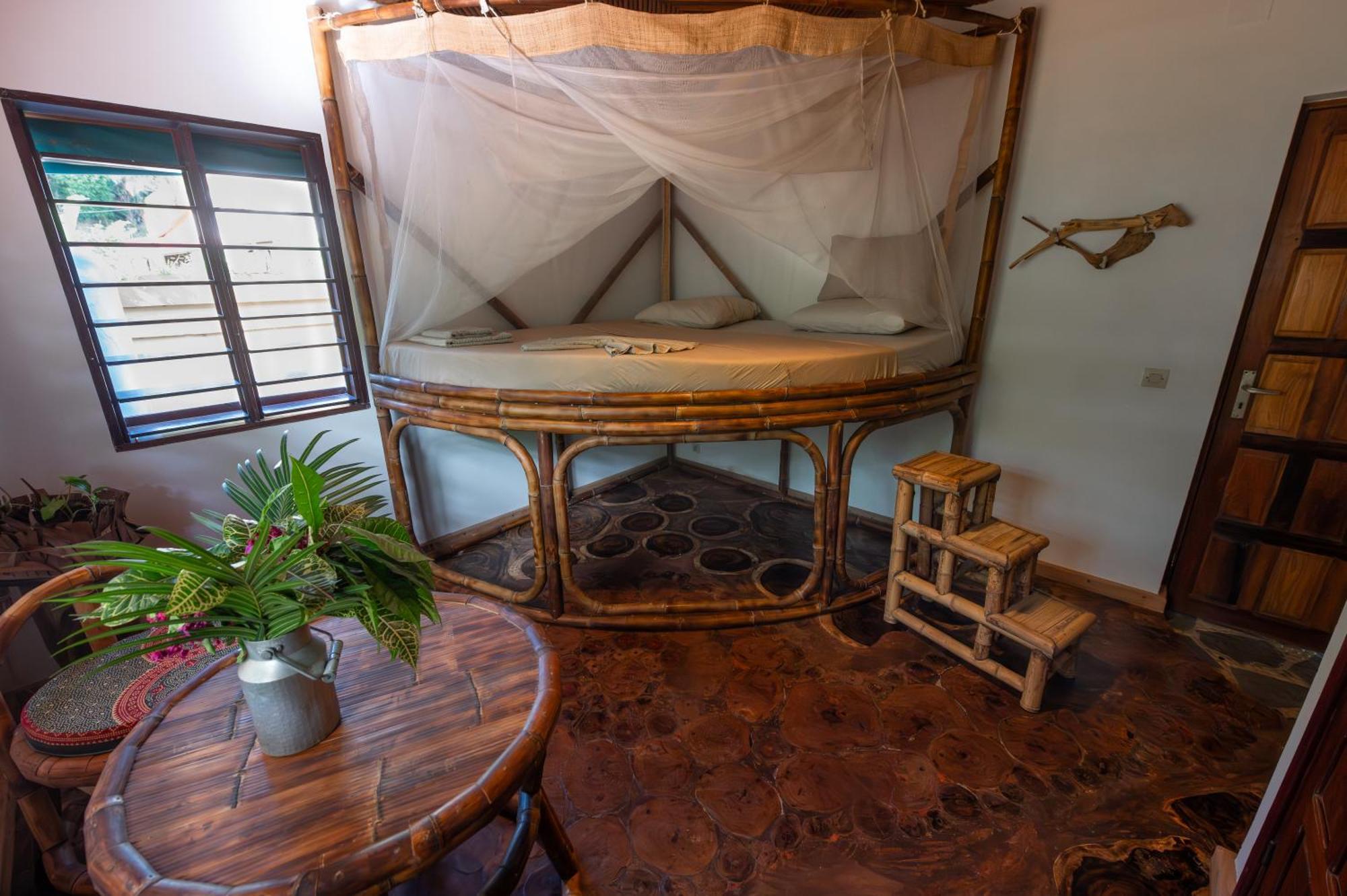 Shambala Madagascar: Beachfront Lodge And Adventures Ambolobozo ภายนอก รูปภาพ