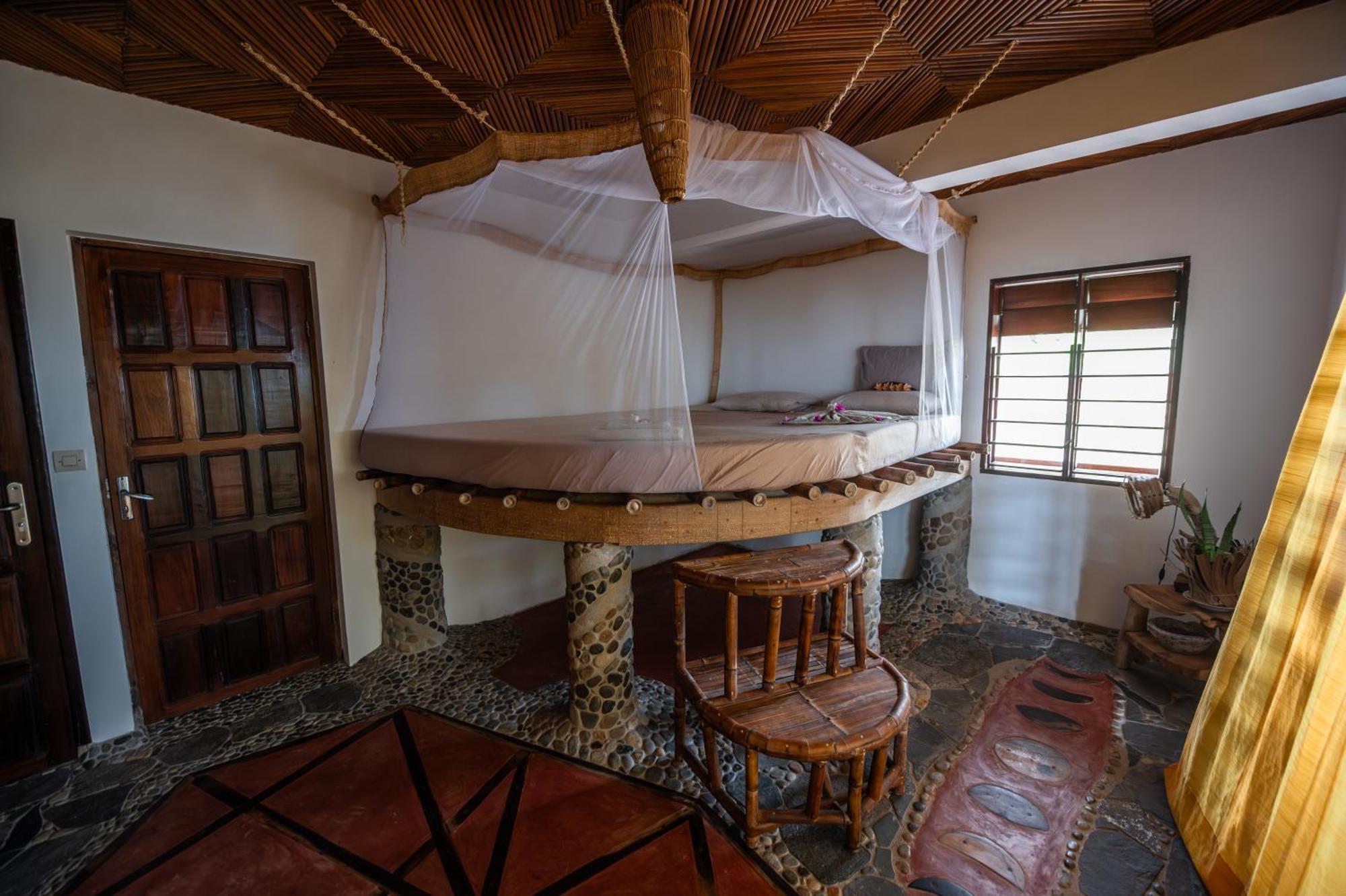 Shambala Madagascar: Beachfront Lodge And Adventures Ambolobozo ภายนอก รูปภาพ