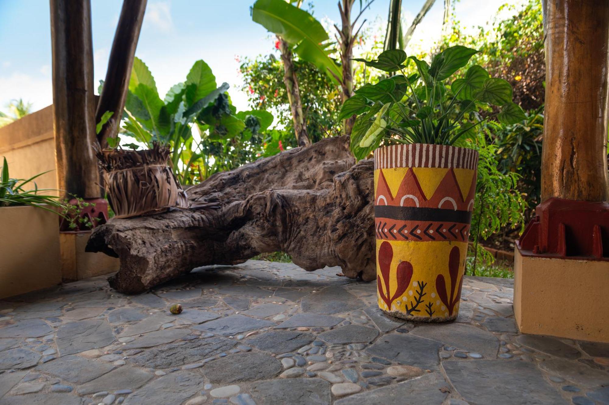 Shambala Madagascar: Beachfront Lodge And Adventures Ambolobozo ภายนอก รูปภาพ